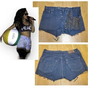 ➤ Levi's® Red Tab Cut Off Studs Shorts RP 4 LF ➤ Rihanna‘s Ragged Priest  ➤ Navy